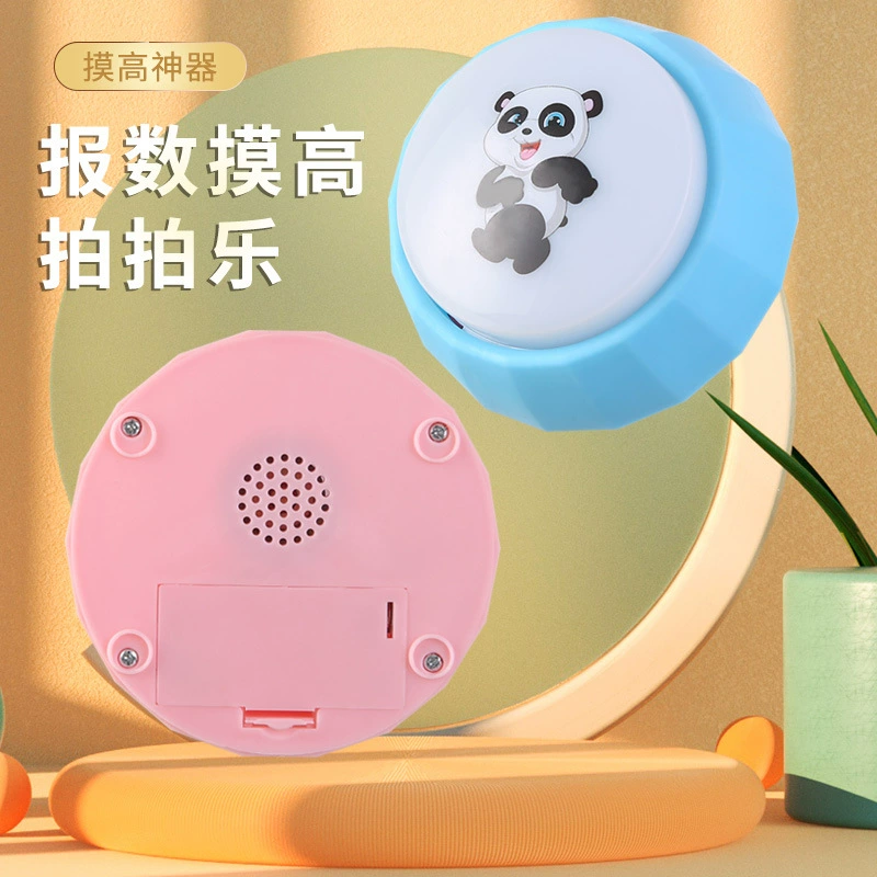 Дети и студенты коснулись высоких артефакт, чтобы стрелять в крытый прыжок