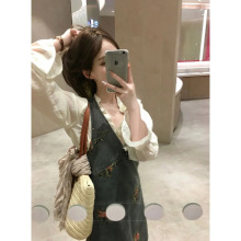 复古重工刺绣无袖背心牛仔连衣裙女夏季2025新款宽松叠穿背带短裙