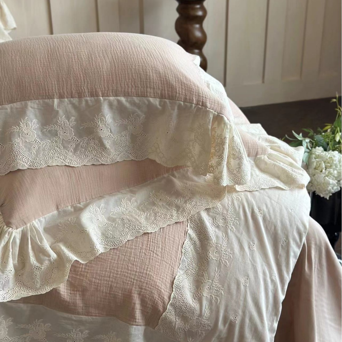 Algodón francés retro de color sólido dobles pliegues colcha de hilo cuatro piezas de encaje bordado de nicho de cama