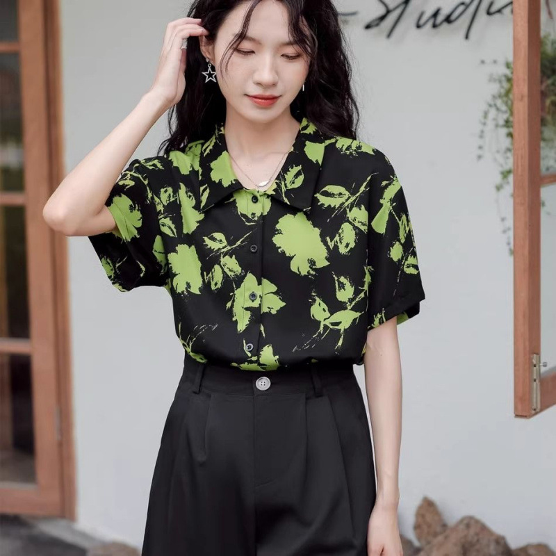 Retro Hong Kong Style Printed Short-Sleeved Shirt for Women with Green Flowers, 2026 Summer New Fashion Niche Matching Top Retro Hong Kong Style Printed Short-Sleeved Shirt for Women with Green Flowers, 2026 Summer New Fashion Niche Matching Top