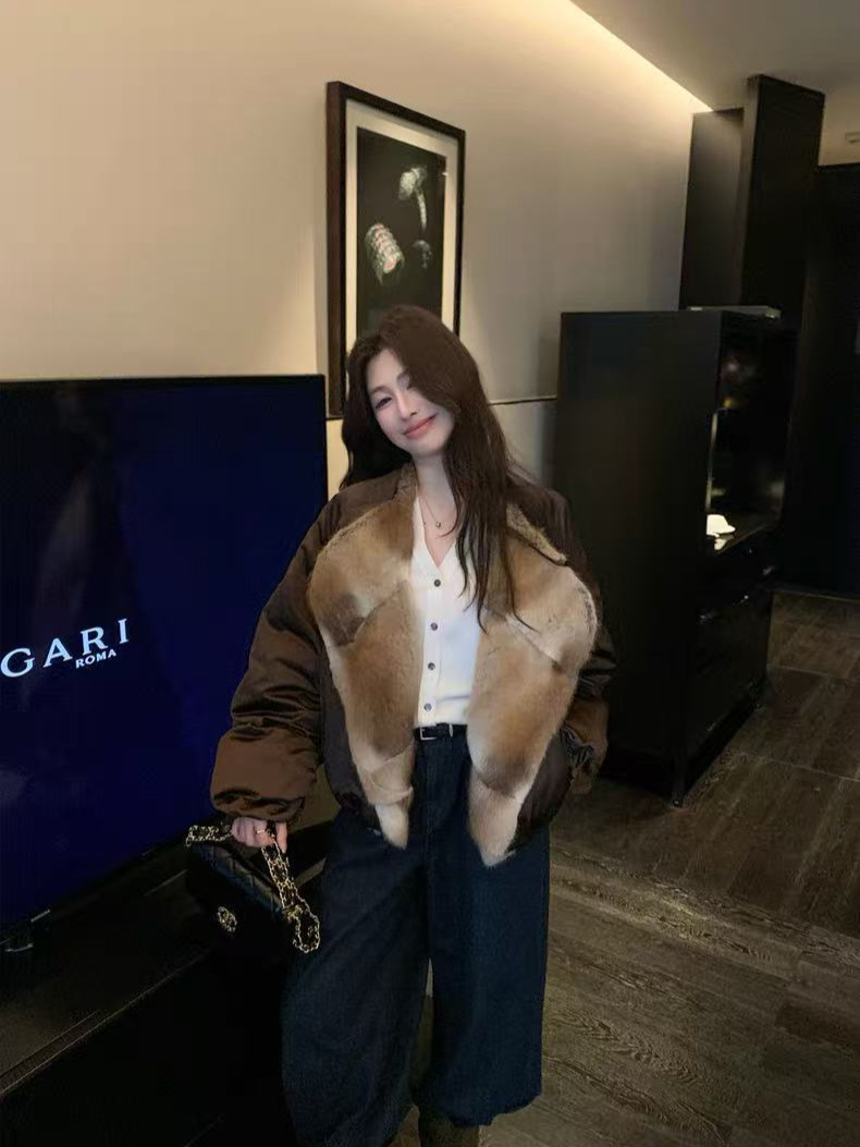 Corea del Sur suelta inswind2025 invierno nuevo estilo casual de contraste de color ecológico cuello de lana mujer abrigo de pluma corta