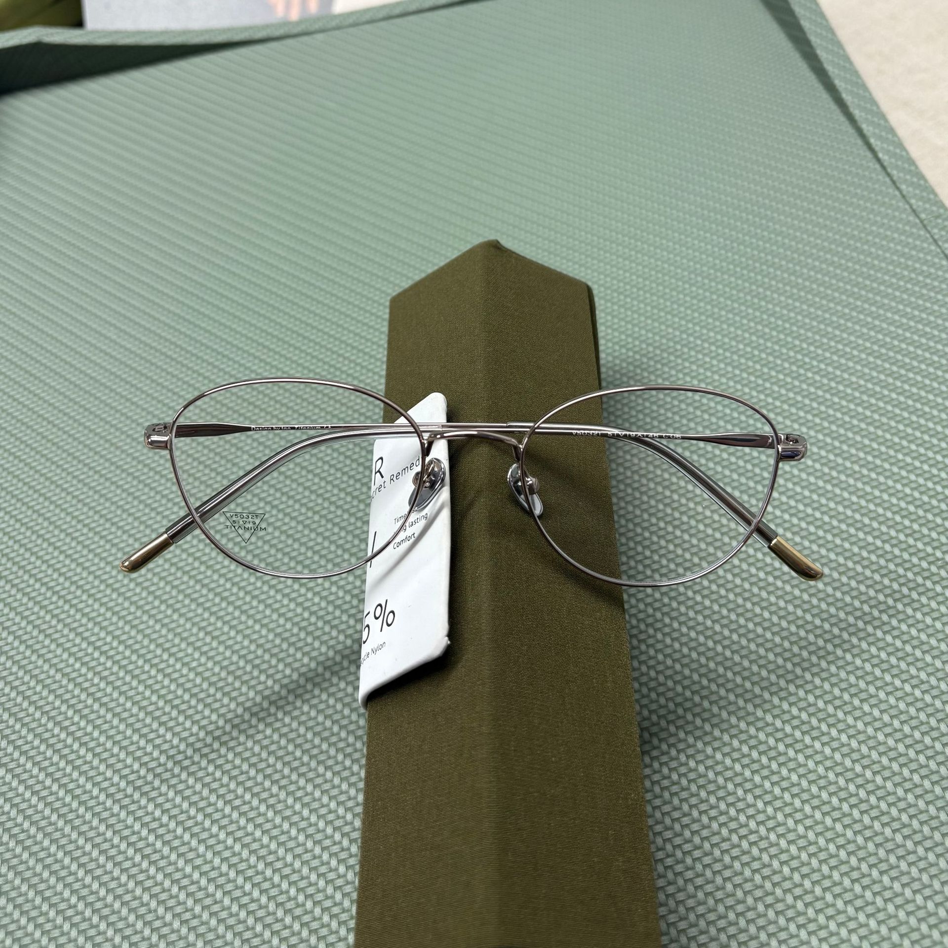 YouTong "V5032T" Nerd Oval Pure Titanium Fashionable Eyeglass Frame for Women, Suitable for Prescription Lenses, Old Money Style, No-Makeup Look