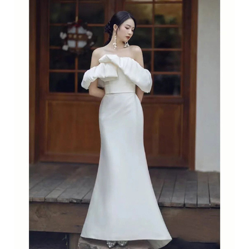 Viajes de vestir de boda ligera de satén otoño 2025 nuevo estilo francés sexy de espalda abierta un hombro temperamento blanco super celestial vestido de boda