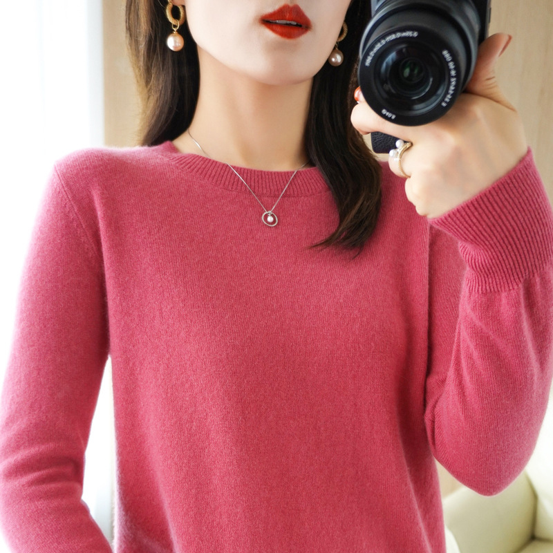 Suéter de cuello redondo para mujer, otoño/invierno 22, tejido de punto, color sólido, manga larga, estilo fino, capa base corta, moderno y versátil. image 20