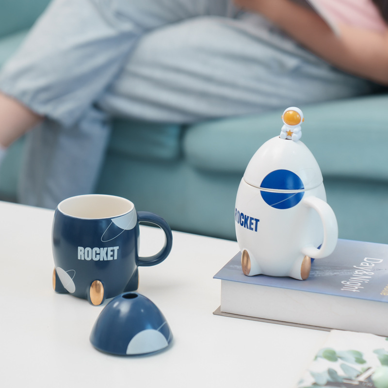 Taza de cerámica de cohete de dibujos animados Taza creativa con cuchara de tapa Taza de café de leche de dibujos animados lindo ins de alto valor