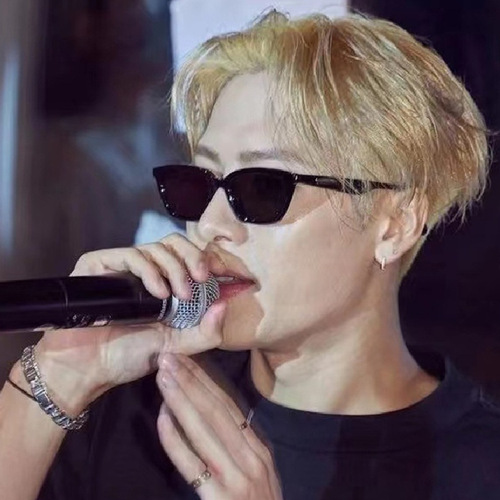 Retro cat-eye black square sunglasses for women, high-end ins European and American sunglasses, sun protection, street photography, concave shape