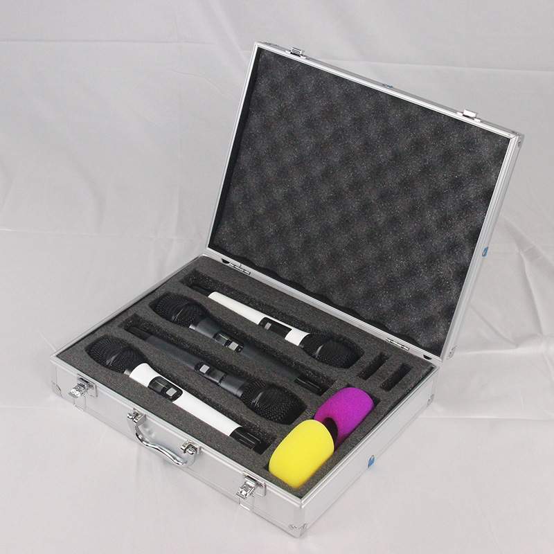 Solo contiene 4 cajas de micrófonos de color blanco plateado