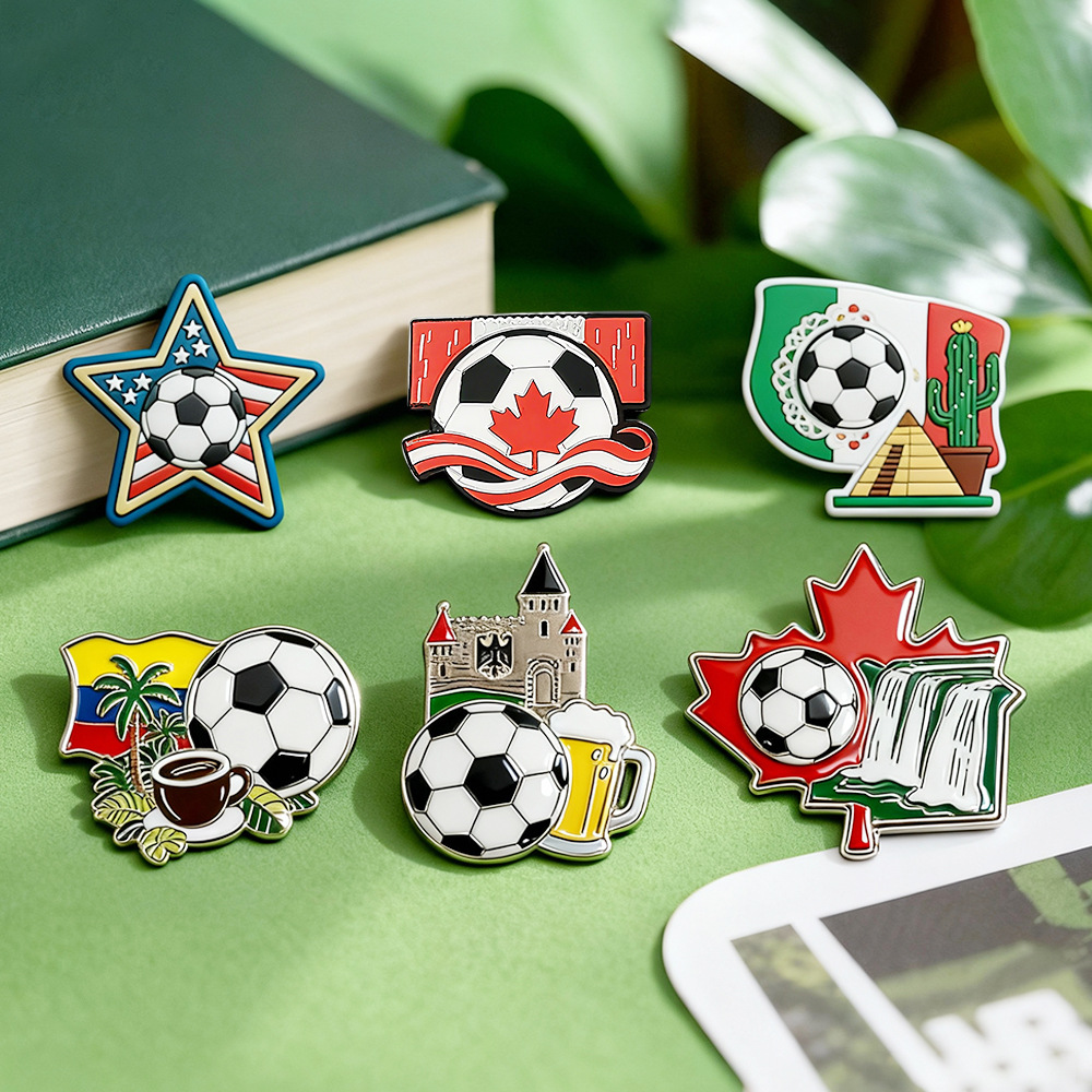 Personalizado 2026 Copa del Mundo de Estados Unidos, Canadá y México insignia conmemorativa de PVC fútbol refrigerador pegado broche fans alrededor de la fábrica de regalos