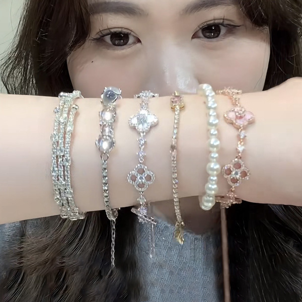 Adjustable sophisticated elegant universal bracelet with zircon