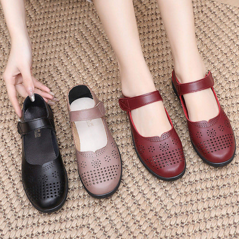 Mom Sandals Women's Hollow Breathable Clogs Non-Slip Soft Leather Middle-Aged and Elderly Soft-Soled Flats Summer Shoes for the Elderly and Grandma