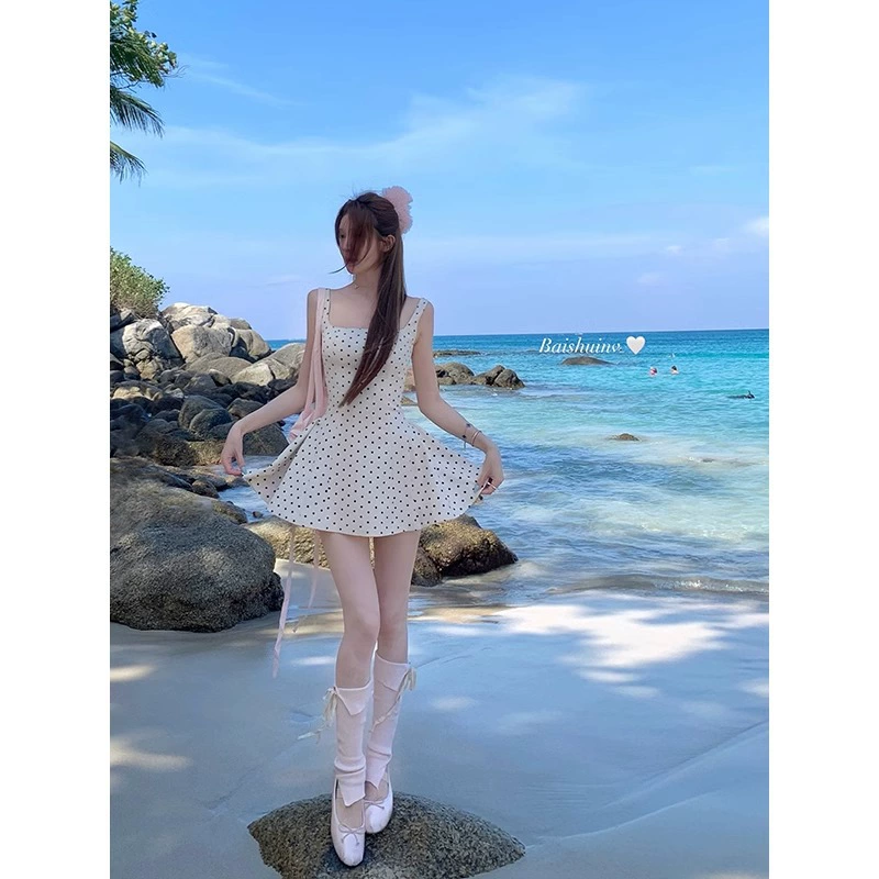 Темперамент летняя талия с квадратным вырезом Французская волновая точка Горячее платье 2025 новая сладкая тонкая короткая юбка