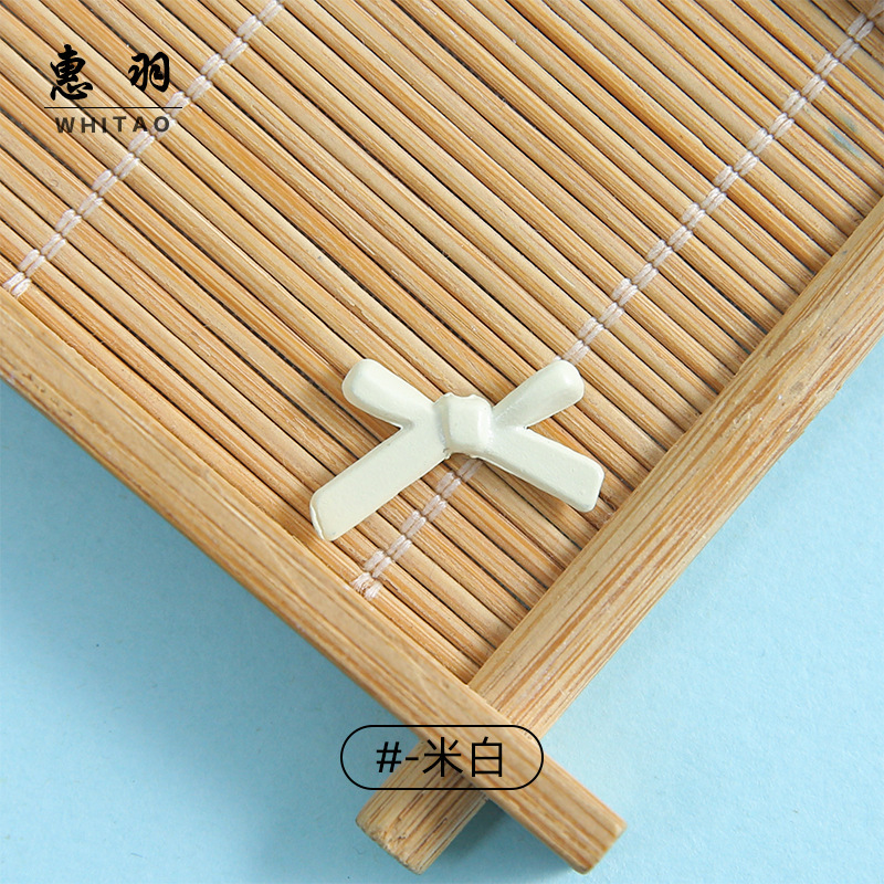 With bow, white, small