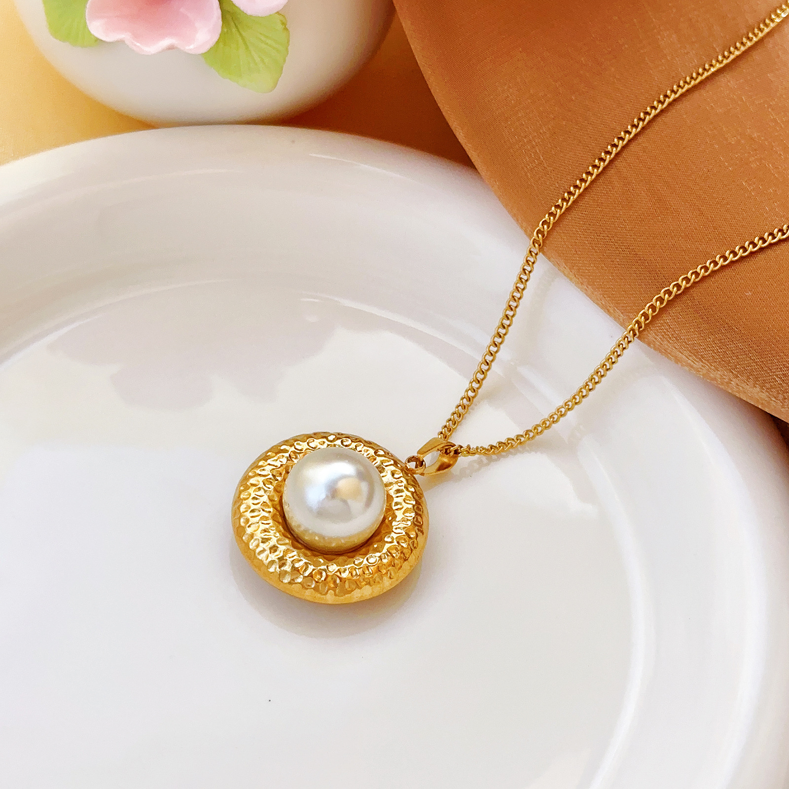 Estilo neutro francés, estilo, personalidad, sombrero de paja, diseño de perla de imitación con incrustaciones, collar de acero de titanio, cadena de clavícula chapada en oro de 18 quilates