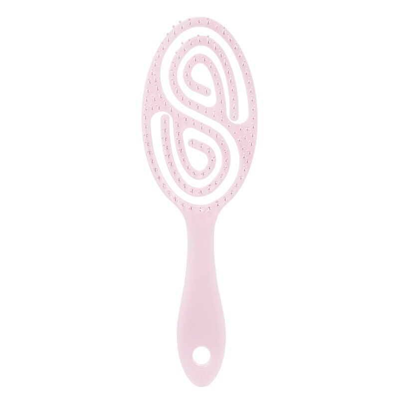 背の高いトップのふわふわとした櫛の透かし彫りの携帯用櫛の髪のついでに髪を櫛にします。|undefined
