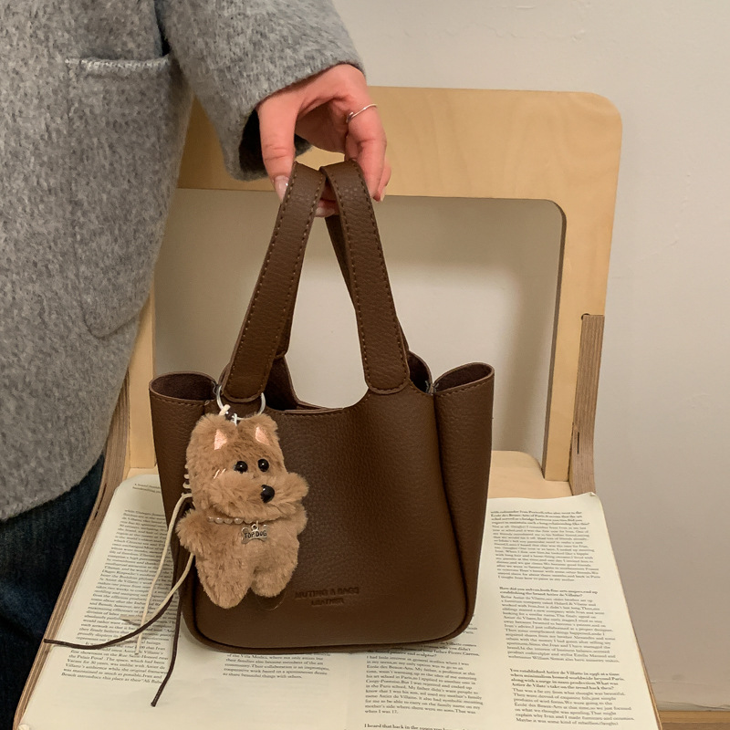 Bolsa de cubo de mano de alta sensación para mujeres 2025 nuevo retro lichi estampado bolso de madre universal simple mochila de hombro