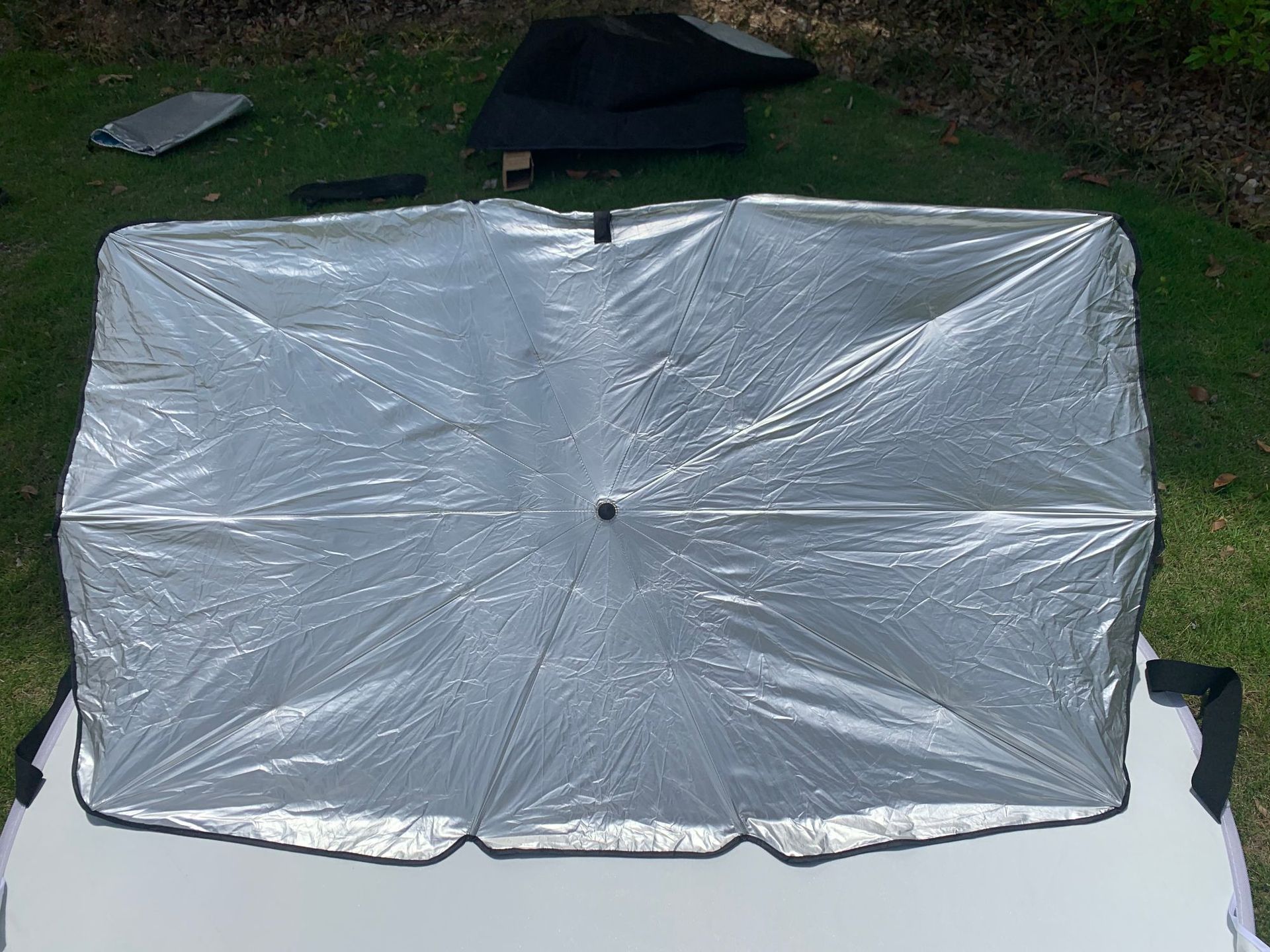 Parasol Plegable para Auto de Plata de Titanio con Aislamiento Térmico