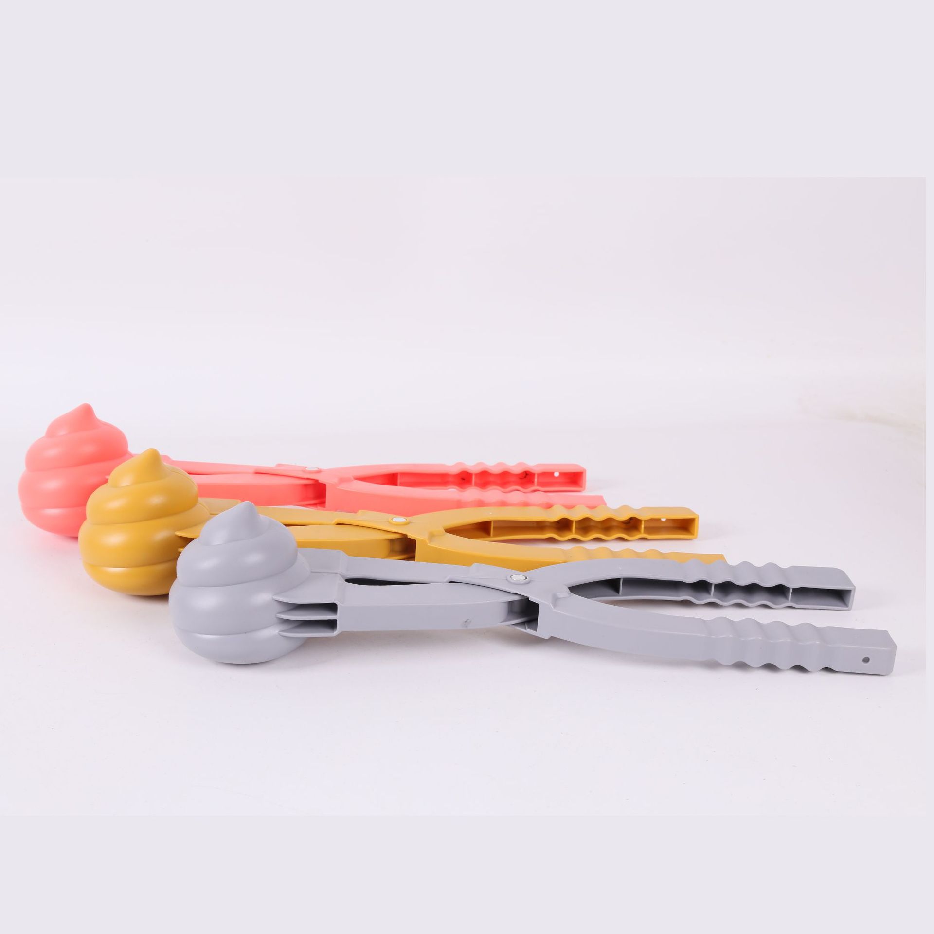 Los niños transfronterizos juegan juguetes de playa de nieve gran caca clip de bola de nieve juego de lucha de nieve clip de nieve