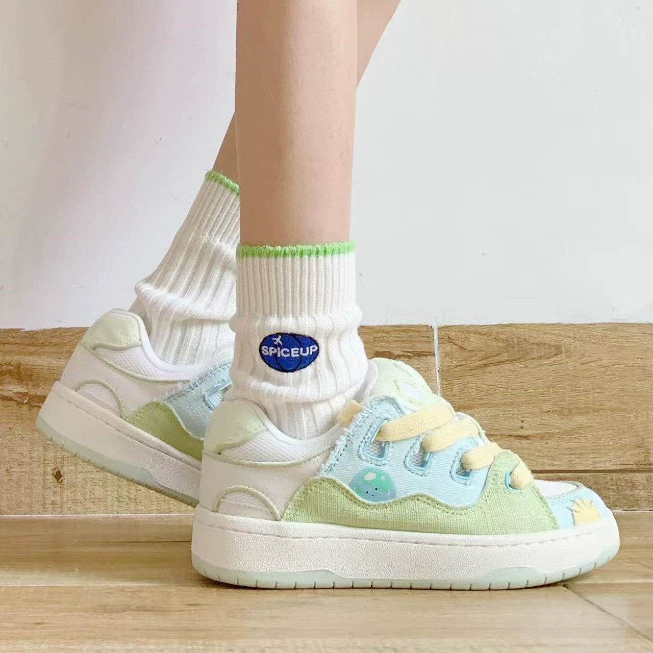 Сине-зеленые свежие кроссовки женская весна 2025 новый дикий стиль толстая подошва студенческая маленькая белая обувь повседневная спортивная обувь на месте