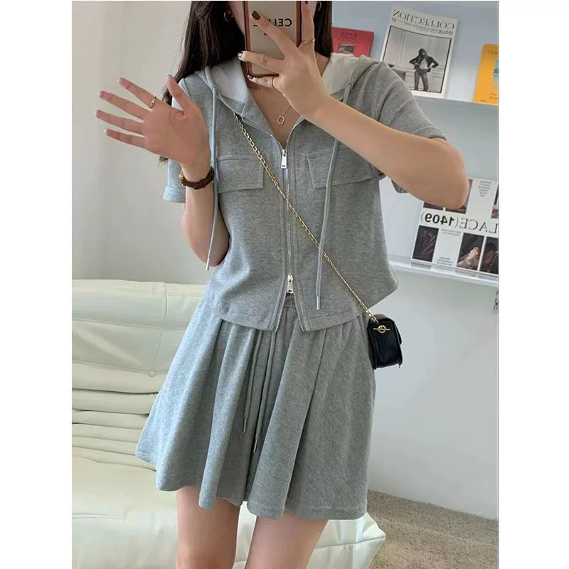 2025 костюм новый повседневный модный спортивный стиль с капюшоном, короткими рукавами, высокой талией, широкими брюками и юбкой, молодежный двухкомплектный набор для женщин