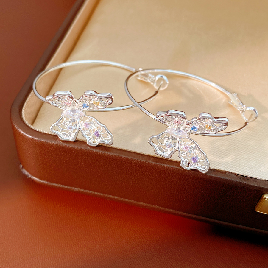 Aguja de plata Zircon hueco flores mariposa pendientes ligeros de lujo de alta calidad personalidad nicho temperamento moda pendientes mujeres
