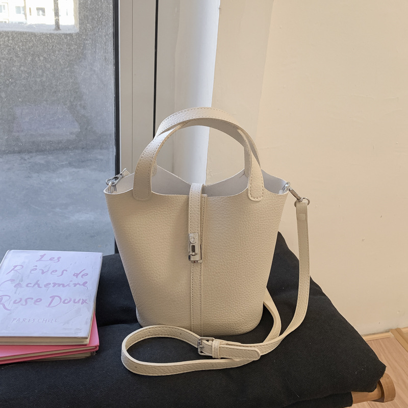 Nicho coreano canasta de platos portátiles bolso de cubo para mujeres 2026 ventas calientes nueva moda lichi patrón mochila
