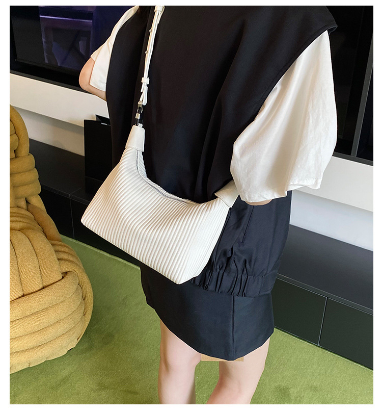 A niche hand-held pleated bag for women in the summer of 2025, a trendy and retro underarm bag, and a versatile Instagram single-shoulder crossbody bag full figure