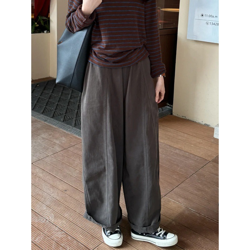 Japanese-style gray-brown plus-size women's pants, slimming, casual wide-leg curved trousers, suitable for petite pear-shaped figures.
