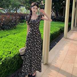 玫瑰岛碎花黑色休闲度假连衣裙女春夏中长款荷叶边裙子