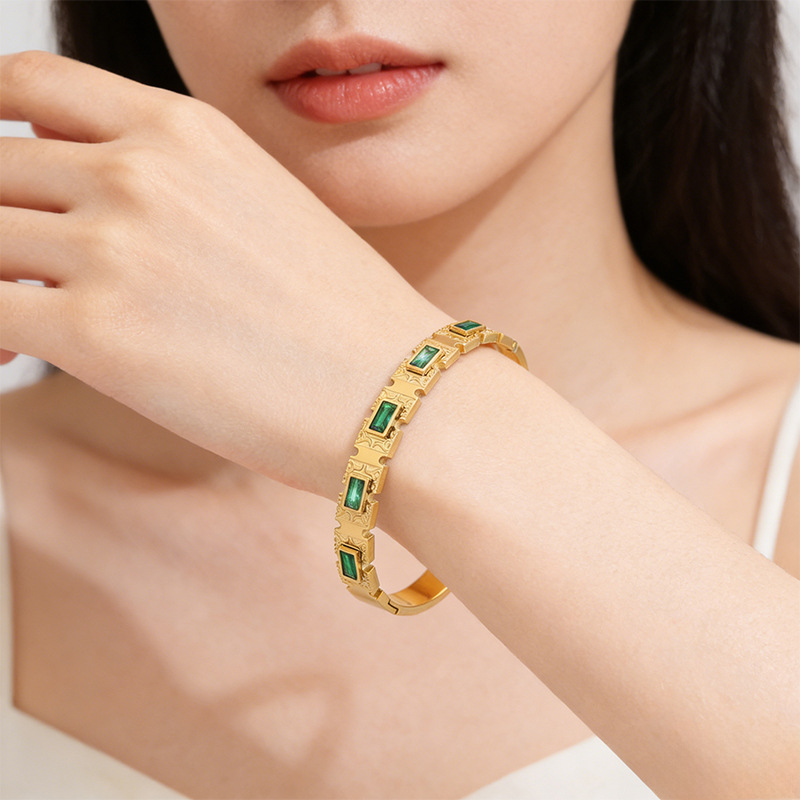 Brazalete de acero inoxidable para mujeres alta versión rica y noble zircon esmeralda incrustación de titanio acero no decoloración joyas brazalete al por mayor image 7
