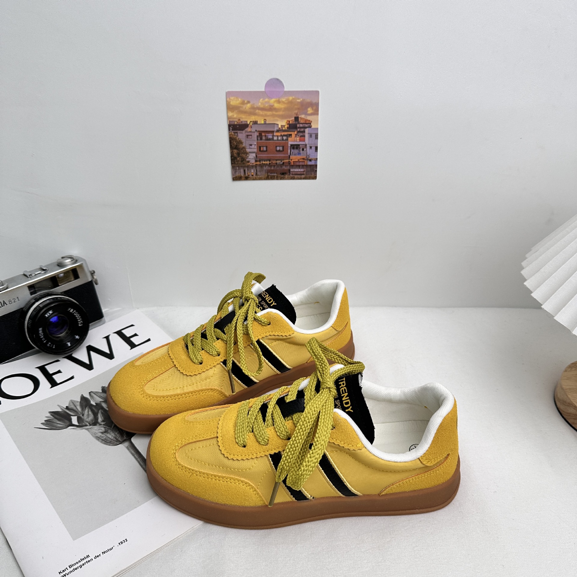 A9887 almohadillas de látex / zapatos de entrenamiento de Alemania retro ligeros para mujeres de explosión universal 2025 primavera nuevos zapatos de skate blanco pequeño