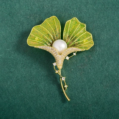 Golden Ginkgo Leaf Brooch Yaxa sancaqları - gradient-green-ginkgo-leaf-brooch