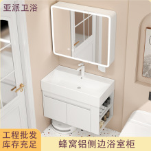 С���Ͱ�ɫ��C�Xԡ�ҙ��M���մ�һ�w���RͰ��߅���l���gϴ��̨��