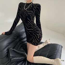 连衣裙女秋冬季黑色斑马纹长袖紧身包臀短裙2022新款内搭打底裙子