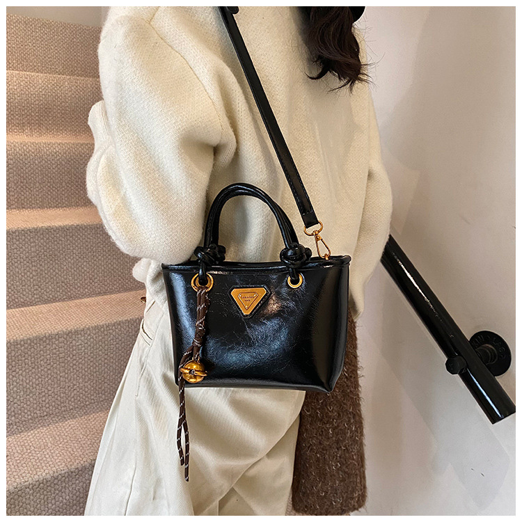 Autumn and winter fashion hand-held bucket bag for women, Korean retro and high-end style, versatile single-shoulder bag, 2024 niche casual women's bag undefined