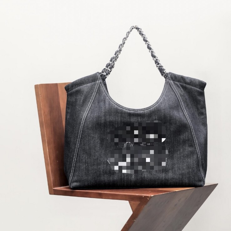 New leather unisex chain handbag, simple design, suitable for cross-border sales, casual style, large capacity, lightweight, and can be carried under the arm or as a shoulder bag New leather unisex chain handbag, simple design, suitable for cross-border sales, casual style, large capacity, lightweight, and can be carried under the arm or as a shoulder bag