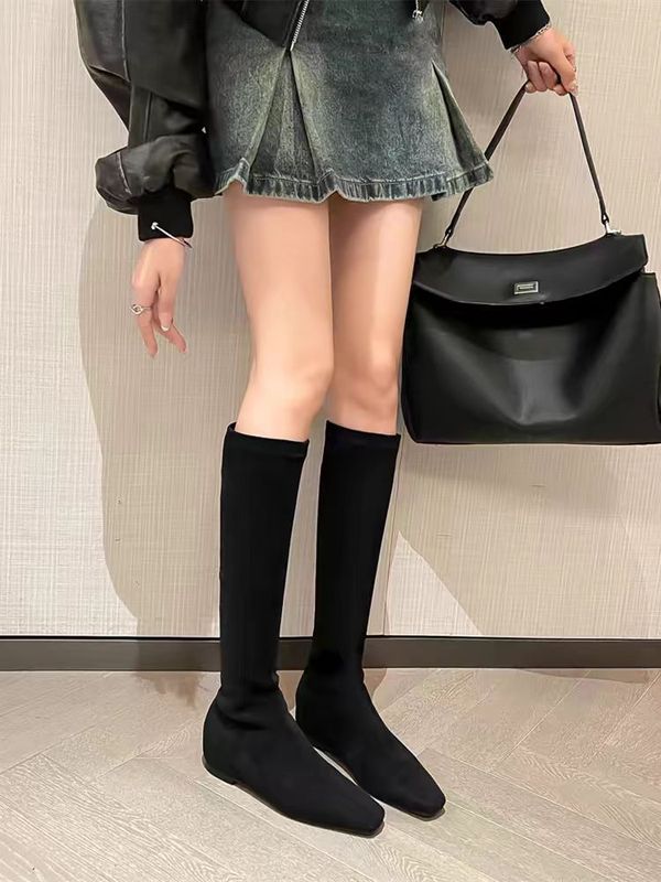 スエードのフランネルの小さい方の頭の中で高くなる美ラードの長靴の小さい背は高くなってやせている初秋の茶色の長靴を現します。|undefined