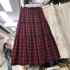 赤い格子の半身のスカートの女性の春の中の長いタイプの高腰のa字の傘のスカートの小さい背のレトロな格子縞のケーキのロングスカート