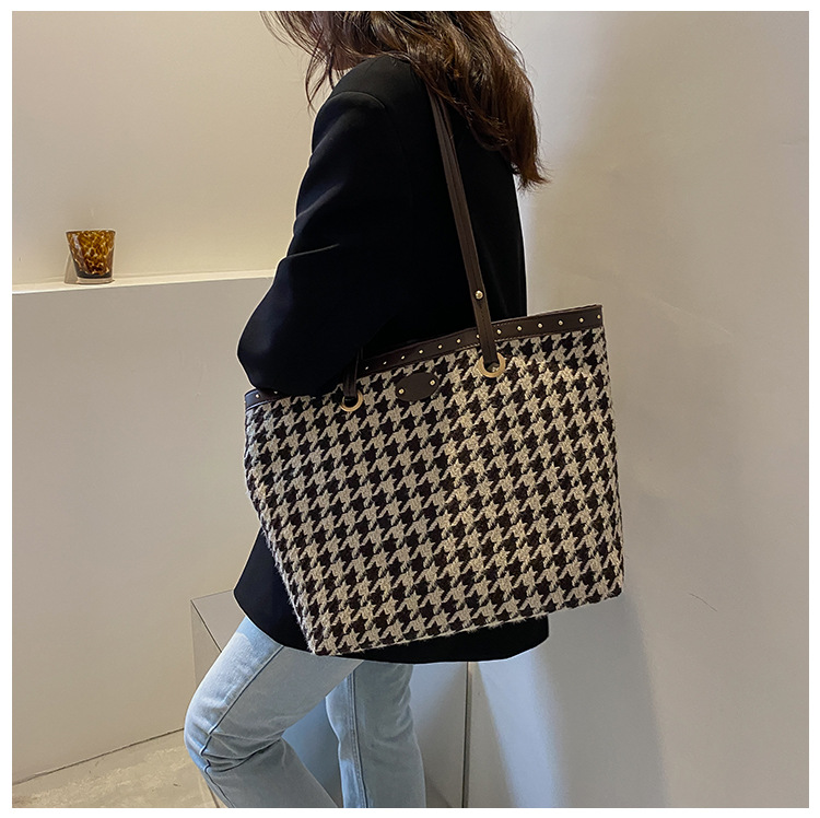 Fashion Large-capacity 2021 New Fashion Niche Shoulder Bag Autumn And Winter Commuter Bag display picture 3