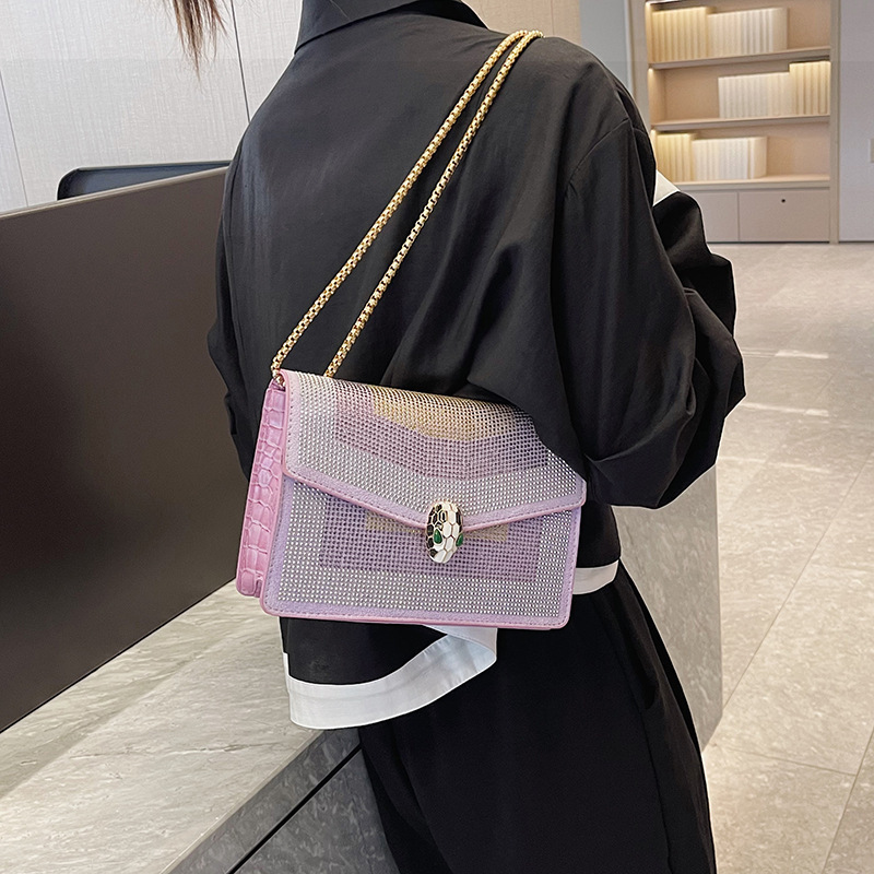 Bolso cuadrado pequeño de diamantes de imitación de color de moda transfronteriza 2023 otoño nuevo estilo cadena de aire occidental mensajero de un solo hombro mochila pequeña simple