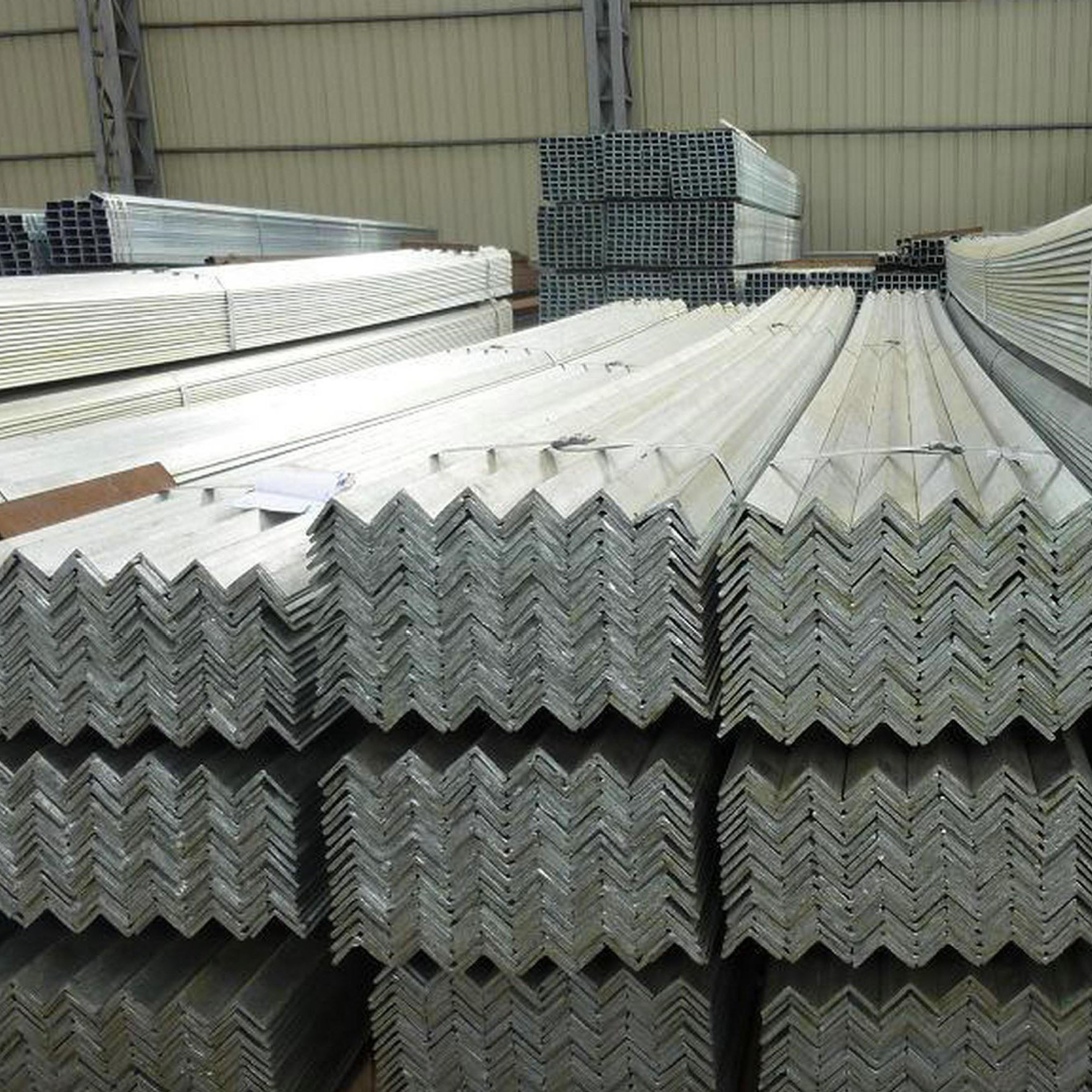 建筑桥梁幕墙角钢 型材Q235b热镀锌三角铁 不等边冲孔角钢厂家