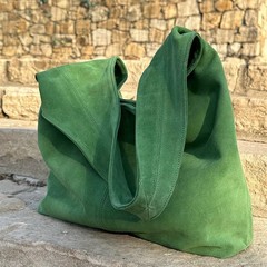 早秋2025新款麂皮单肩大容量绿色水桶包女高端大气百搭通勤腋下包