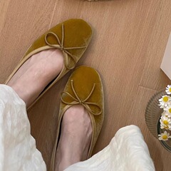 フランス式の丸いバレエの靴の女性の足は高級感があります。