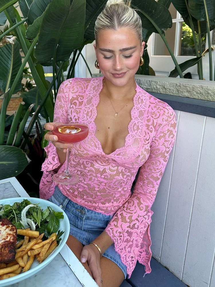 Stile Instagram da donna, taglio corto aderente con scollo a V profondo, ombelico scoperto e pizzo trasparente, maniche lunghe, piccante_voghion.com