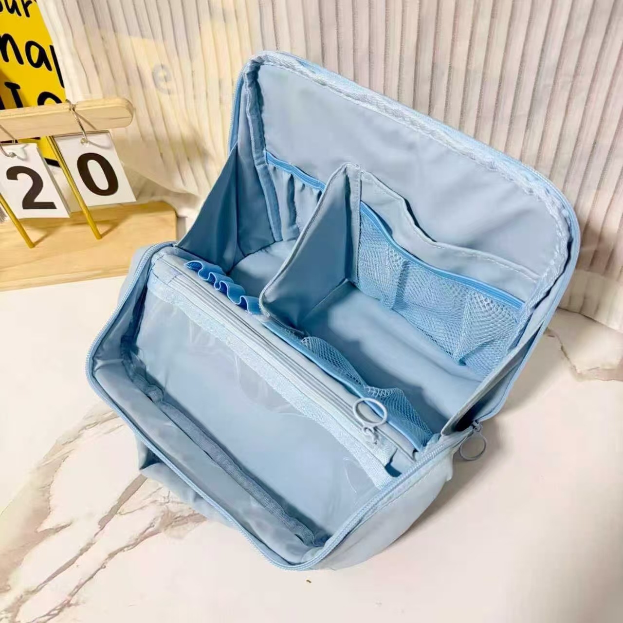 Nueva bolsa de maquillaje vertical, bolsa de almacenamiento portátil de gran capacidad y alto valor facial, bolsa de lavado de división portátil