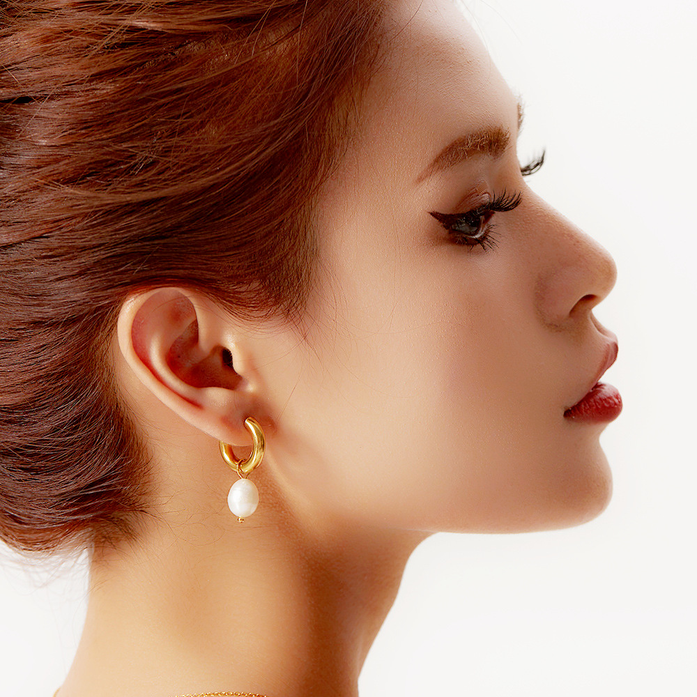 Pendientes de acero inoxidable dorado con perla natural_voghion.com