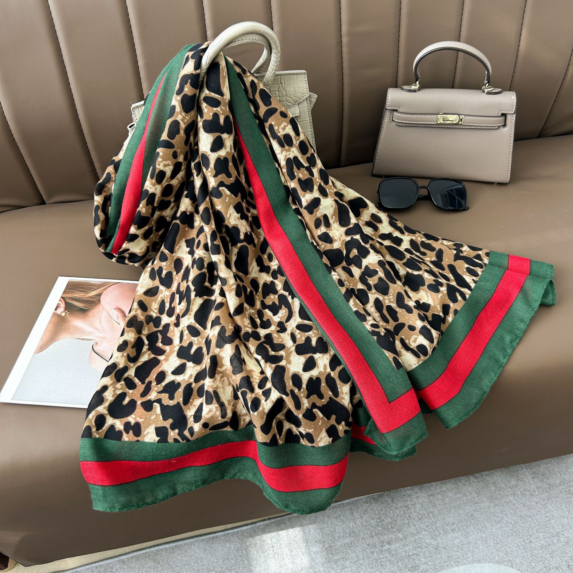 빨간색과 녹색 표범 무늬