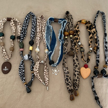 美拉德布艺豹纹爱心吊坠项链时尚百搭锁骨链复古小众饰品女高级感