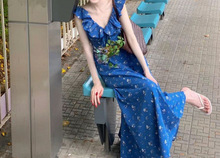 克莱因蓝的显白浪漫碎花系带连衣裙