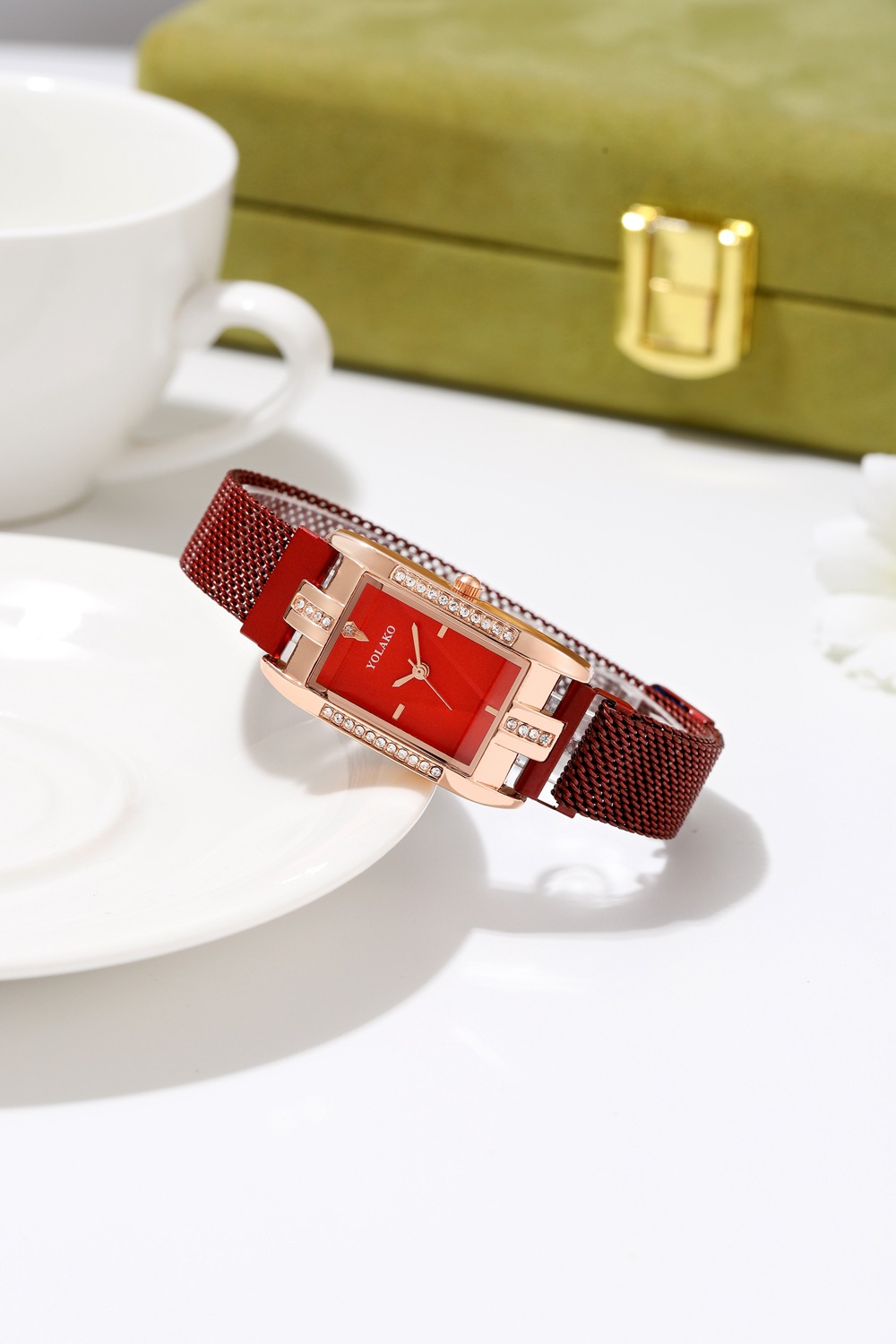 Nuovo cinturino in magnetite con orologio al quarzo da donna con design a triangolo invertito, stile quadrato, stile OL, con diamanti intarsiati_voghion.com