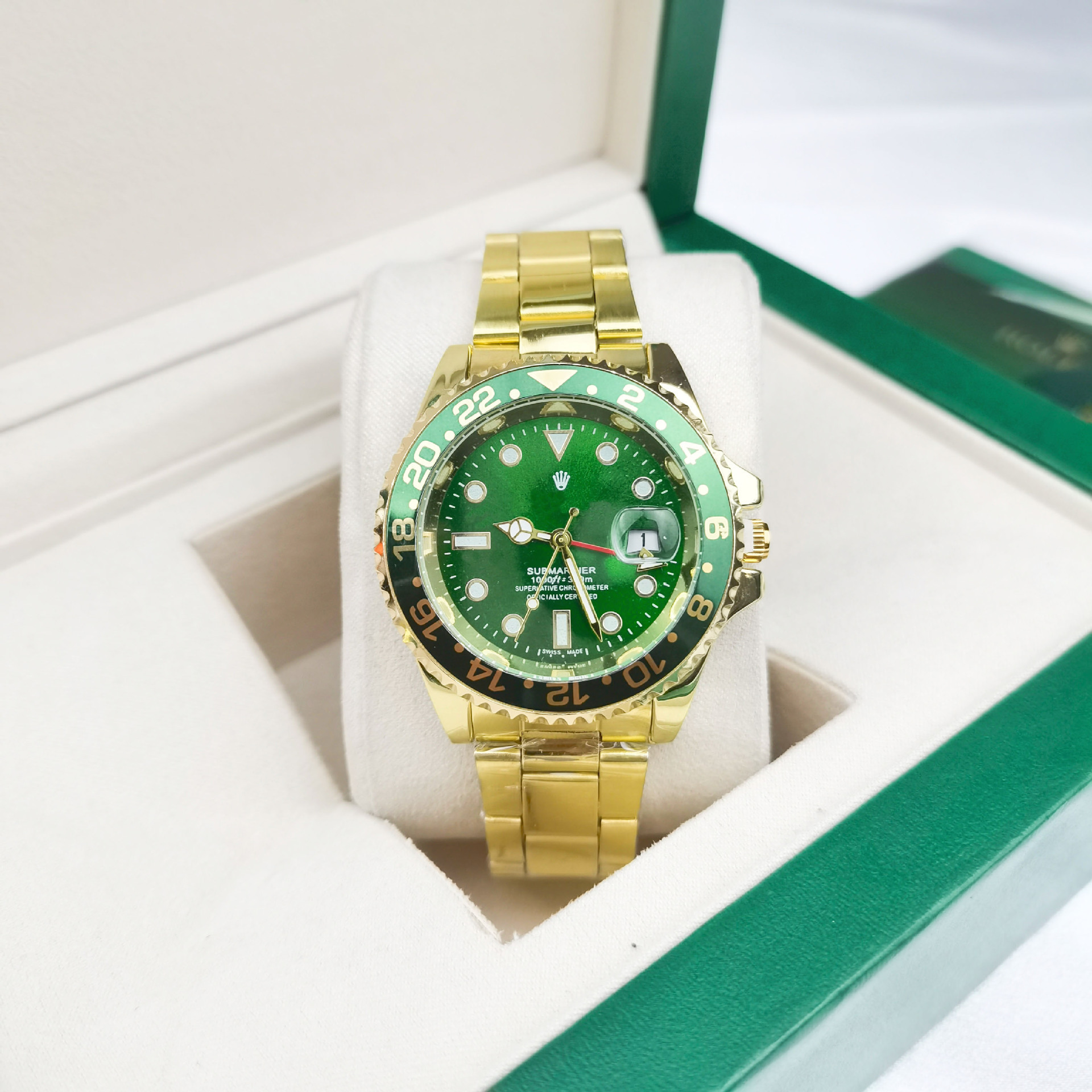 Four-pin coke circle, three golden green circles, green surface